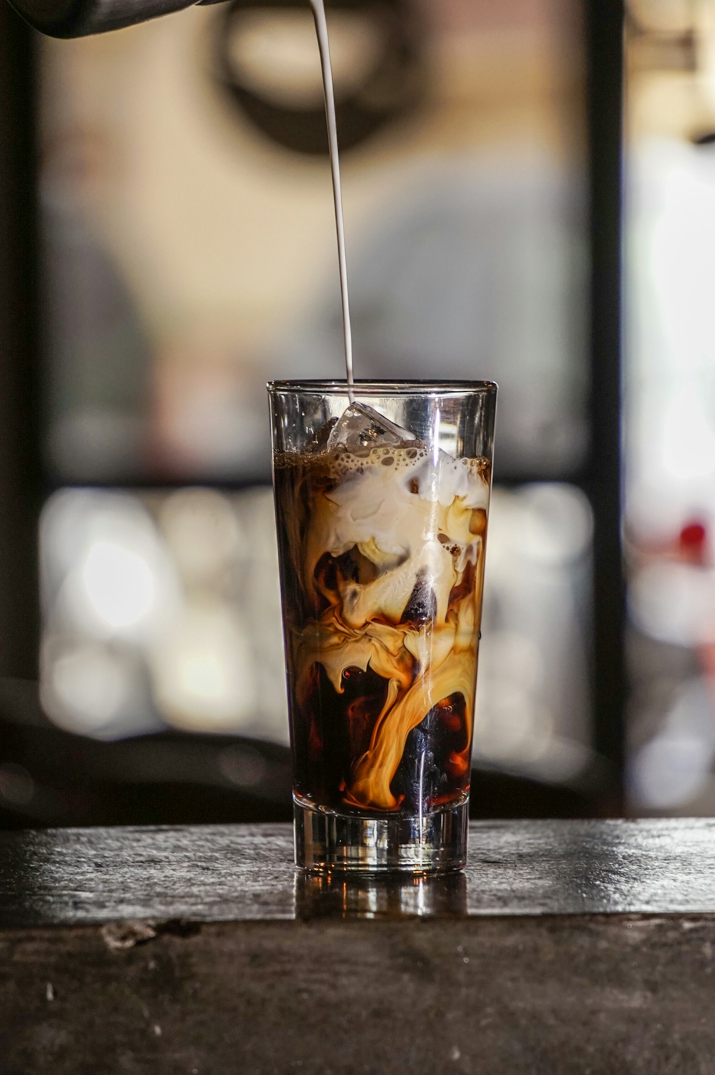 グラスに注がれるアイスコーヒーの一杯